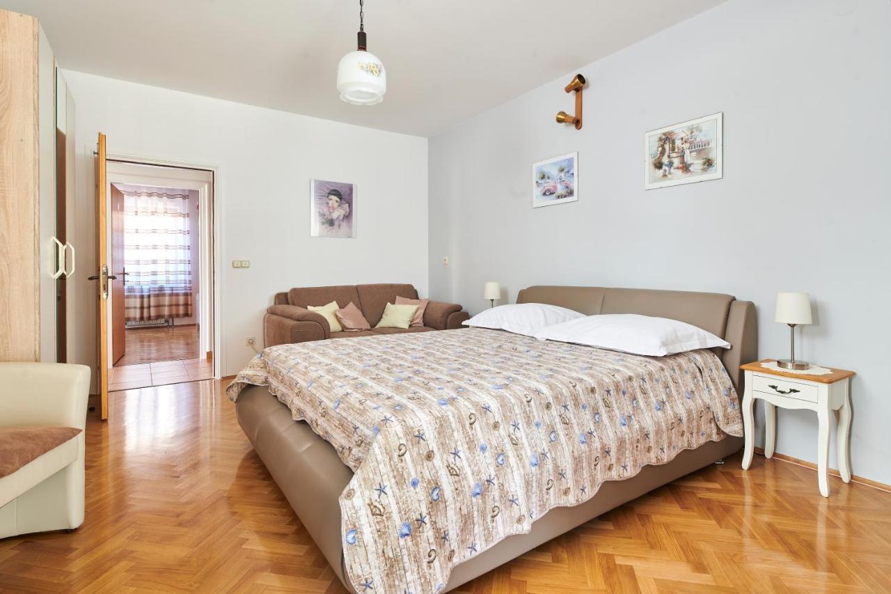 Haus Ana Apartment Porec Exterior photo