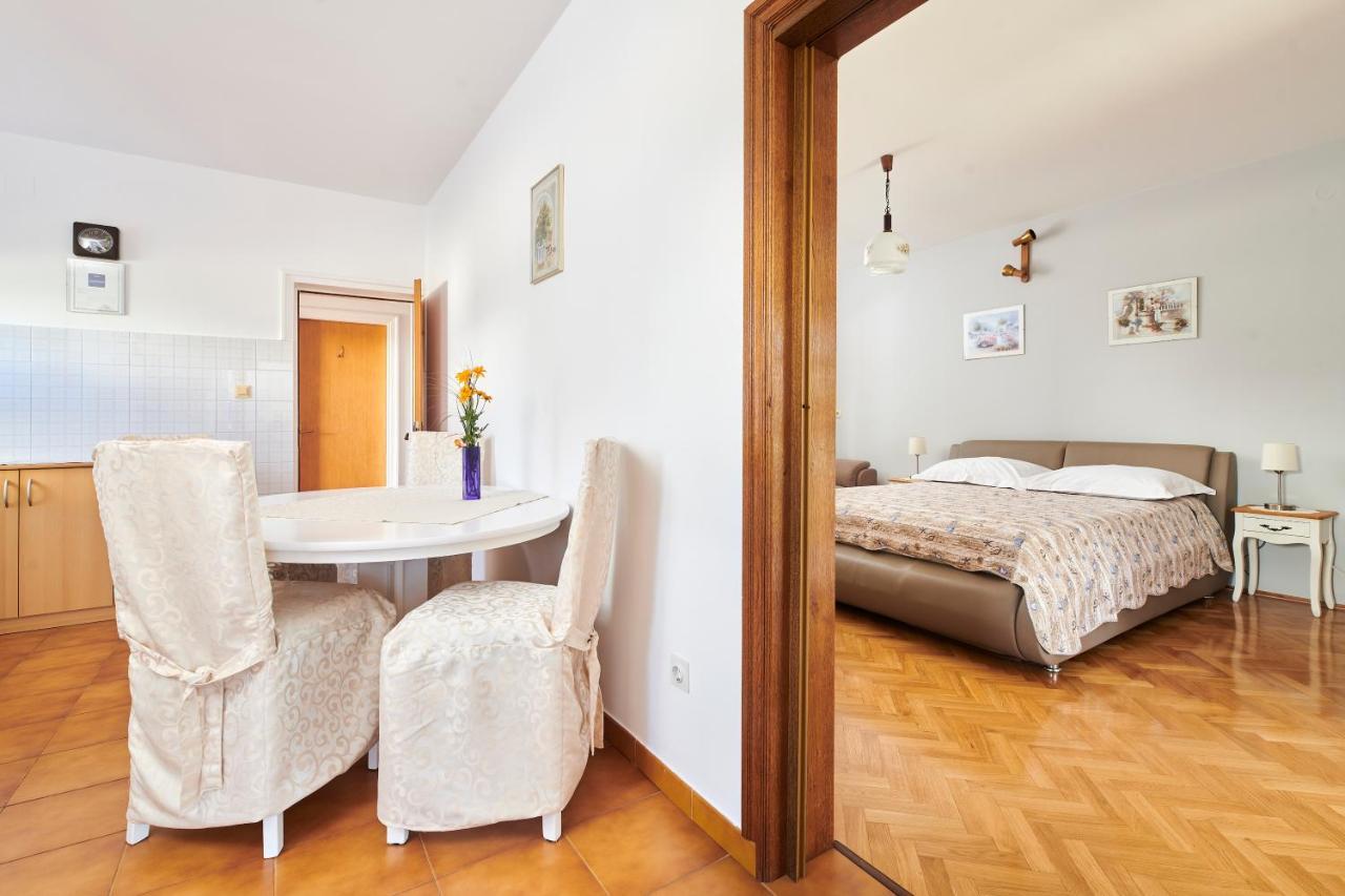 Haus Ana Apartment Porec Exterior photo